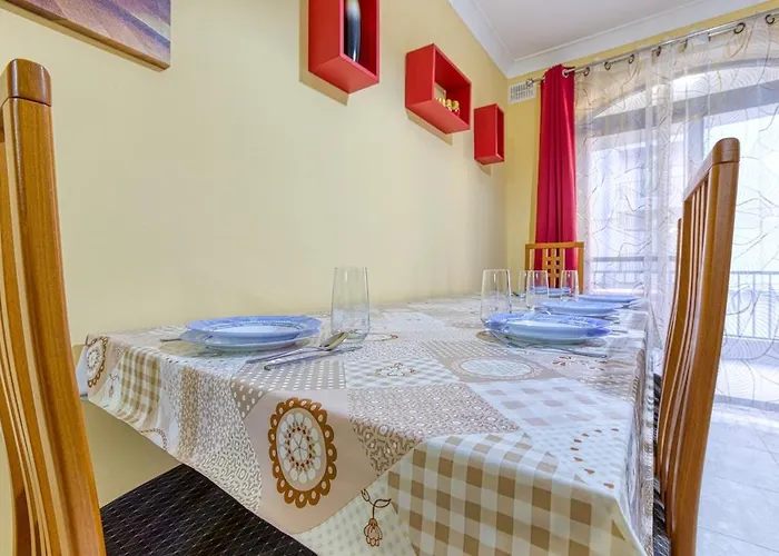 Vibrant Family For 7 With Balcony