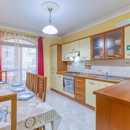 Vibrant Family For 5 With Balcony Apartment