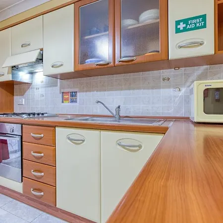 Апартаменты Vibrant Family For 7 With Balcony