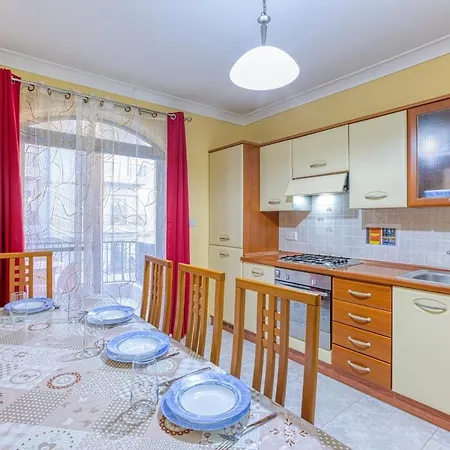 Vibrant Family For 7 With Balcony Апартаменты *