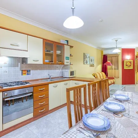 Vibrant Family For 7 With Balcony Сент-Полс-Бей