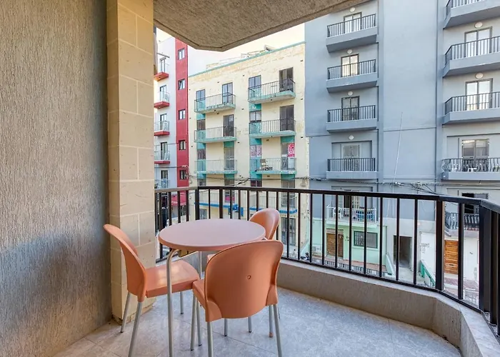 Vibrant Family For 7 With Balcony