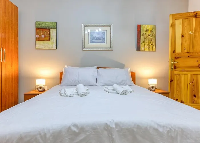 Апартаменты Vibrant Family For 7 With Balcony