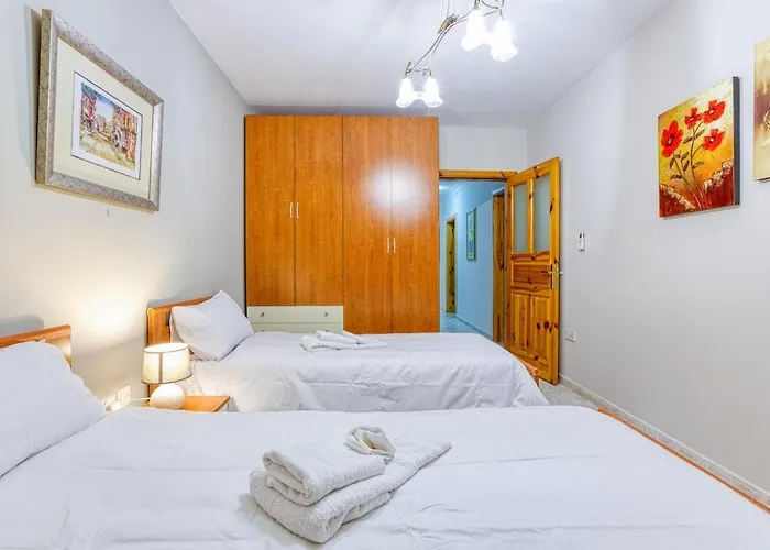 Vibrant Family For 7 With Balcony