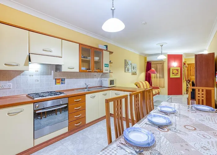 Vibrant Family For 7 With Balcony Сент-Полс-Бей