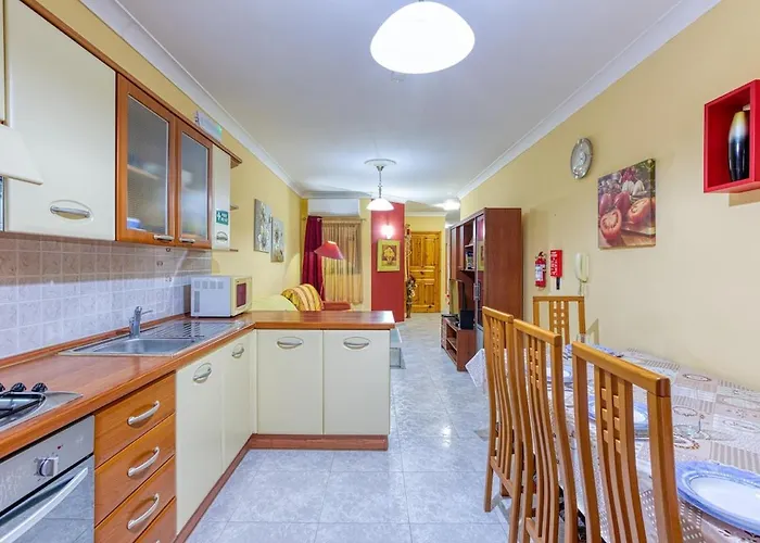 Vibrant Family For 7 With Balcony Сент-Полс-Бей